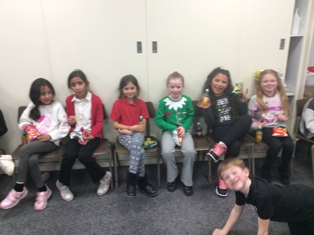 Image of Year 3 (Class 9) - Christmas Party